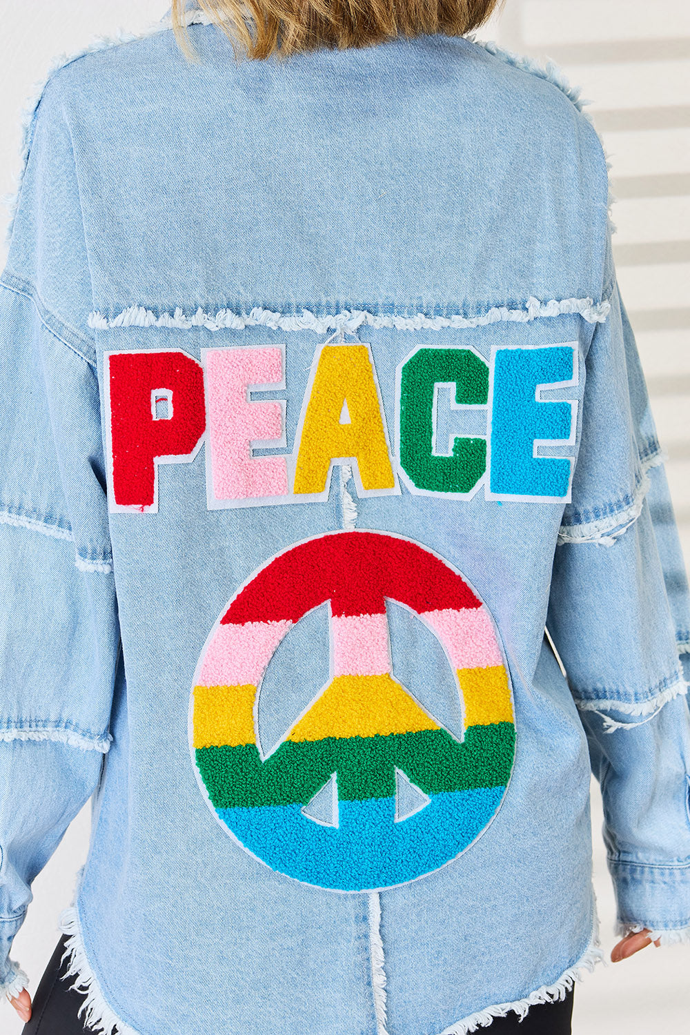 Blusa vaquera con hombros caídos y dobladillo sin rematar de PEACE