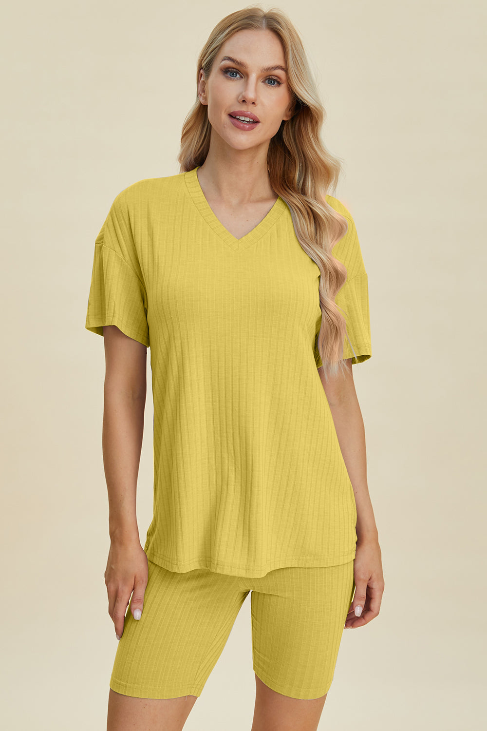 Conjunto de camiseta y pantalones cortos de manga corta con escote en V y canalé de talla grande Basic Bae