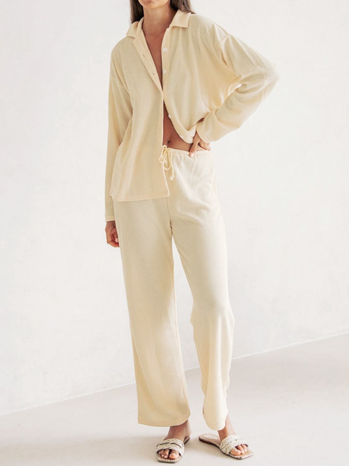 Conjunto de pantalón con cordón y blusa de manga larga con cuello alto