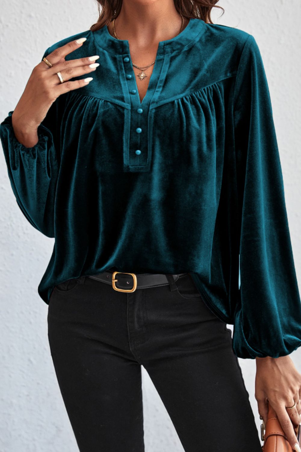 Blusa de terciopelo de manga larga con muescas