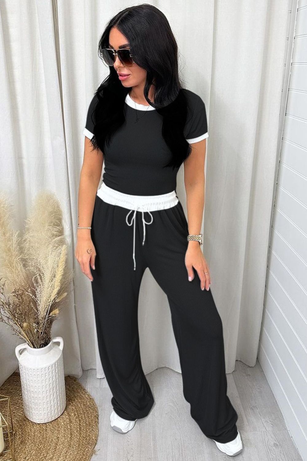 Conjunto de pantalón y top de cuello redondo con ribete en contraste