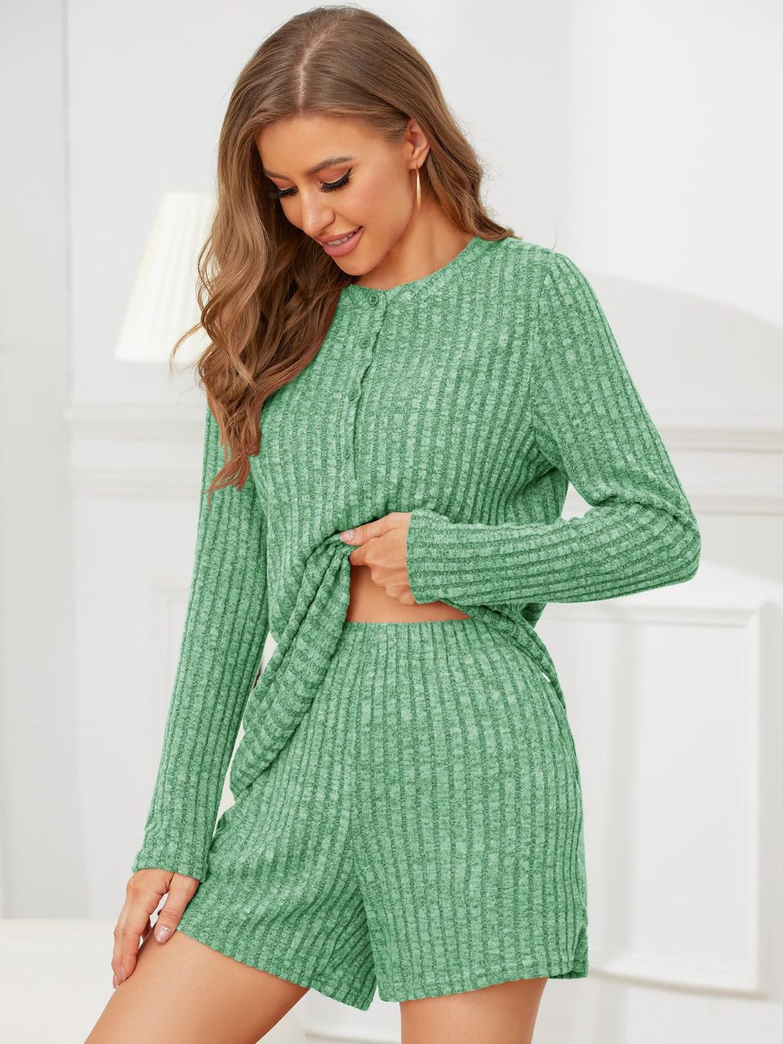 Conjunto de top y pantalones cortos de cuello redondo acanalados