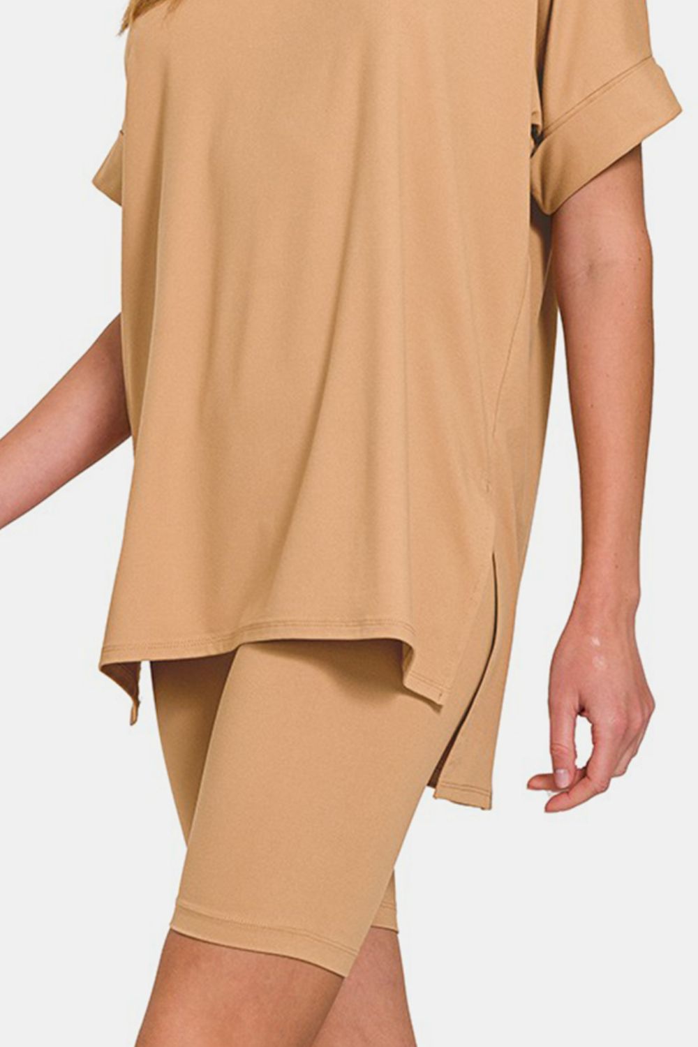 Conjunto de camiseta de manga corta con cuello en V y pantalones cortos estilo ciclista Zenana