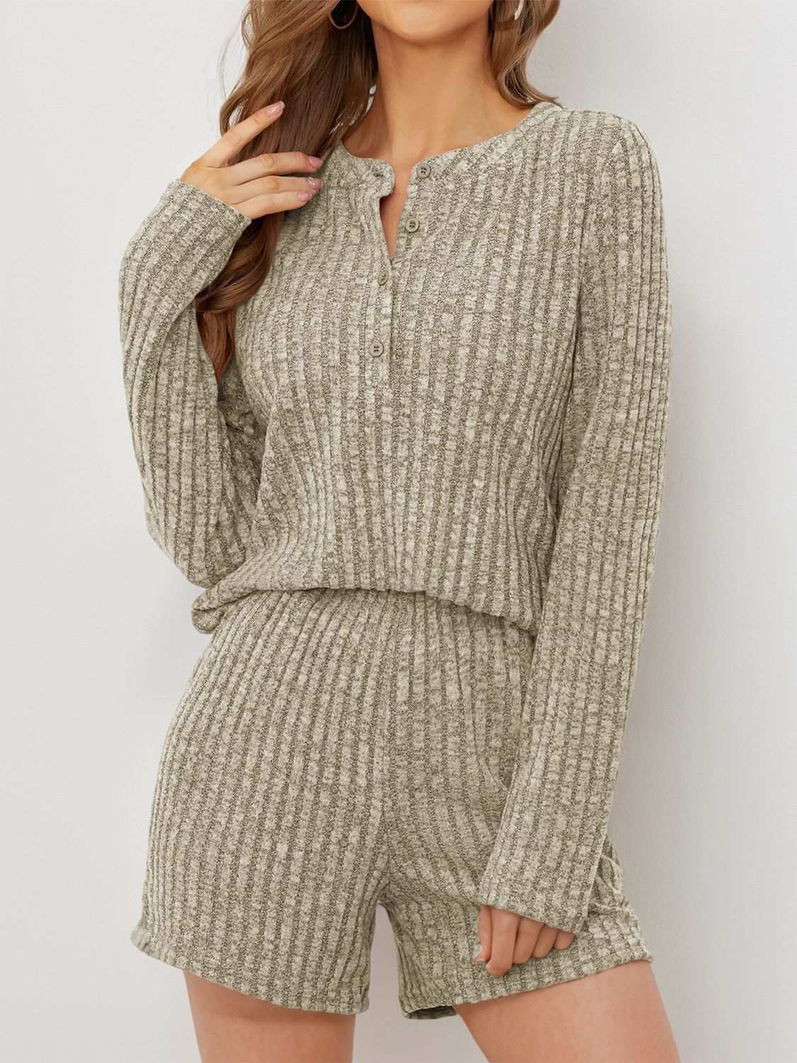 Conjunto de top y pantalones cortos de cuello redondo acanalados