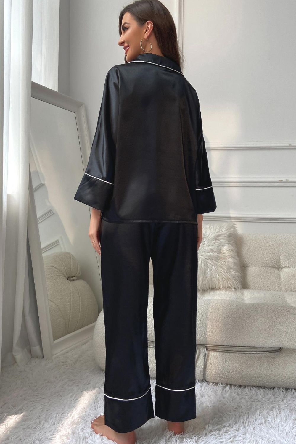 Conjunto de pijama con pantalón y top abotonado con ribetes en contraste