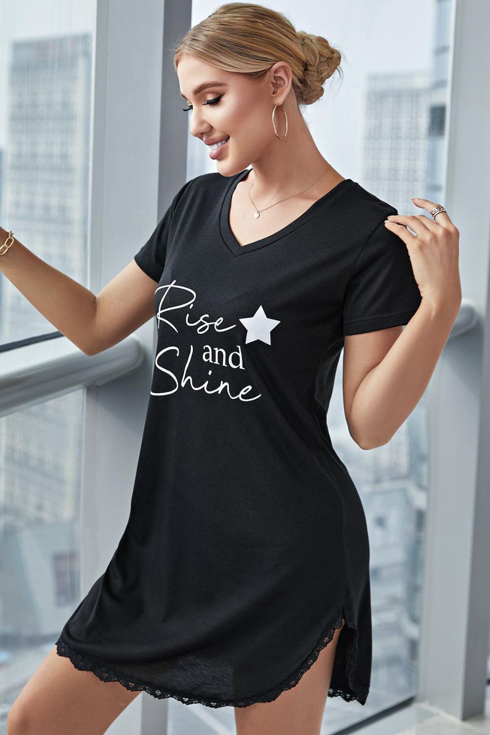 Vestido estilo camiseta con escote en V y encaje en contraste RISE AND SHINE