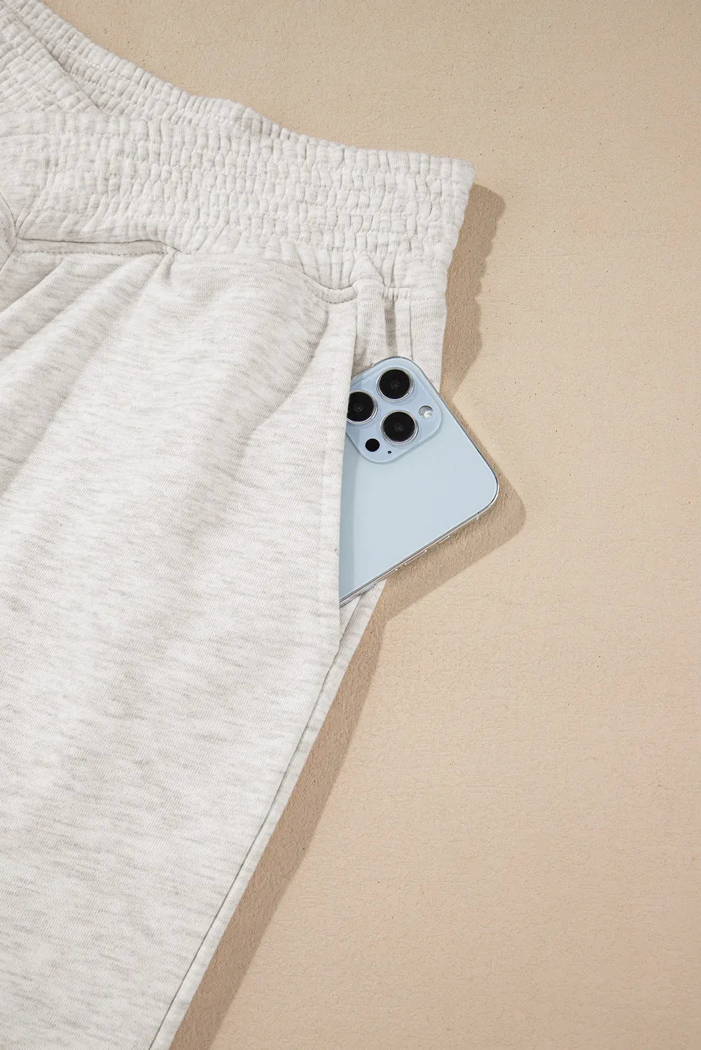 Pantalones deportivos con cintura elástica y bolsillos