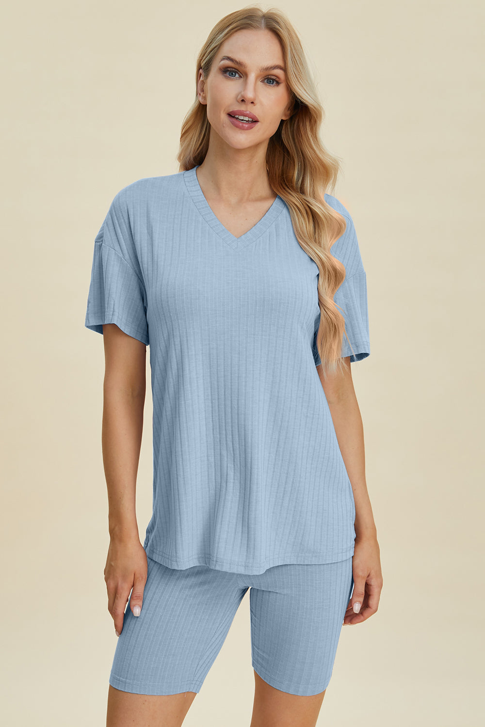 Conjunto de camiseta y pantalones cortos de manga corta con escote en V y canalé de talla grande Basic Bae