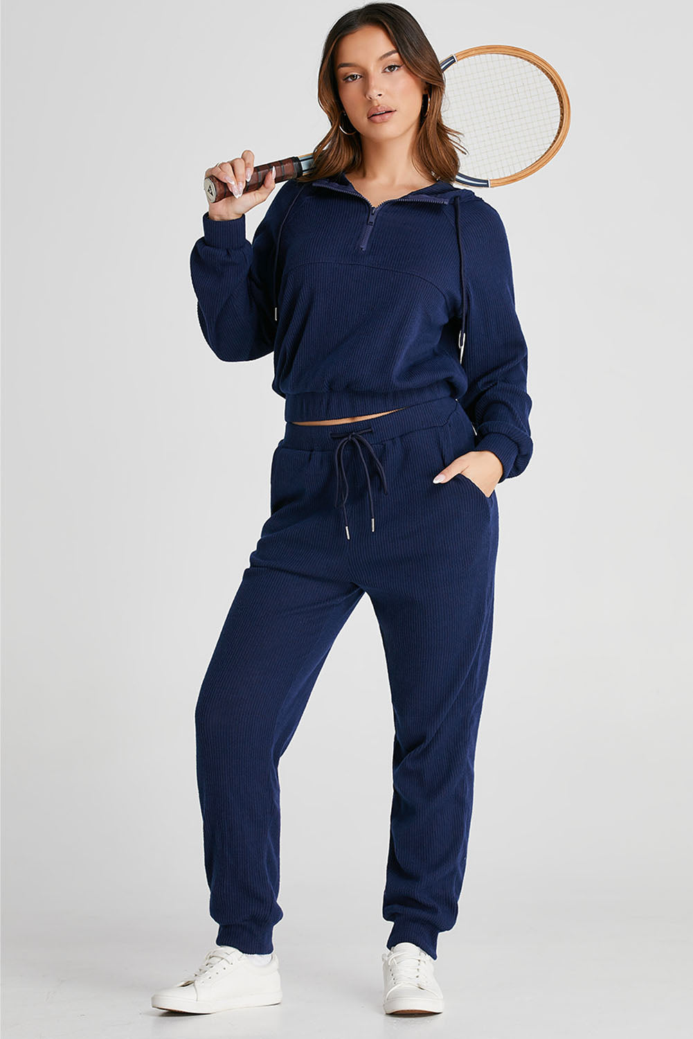 Conjunto deportivo con sudadera con capucha y pantalones deportivos con media cremallera y cordón
