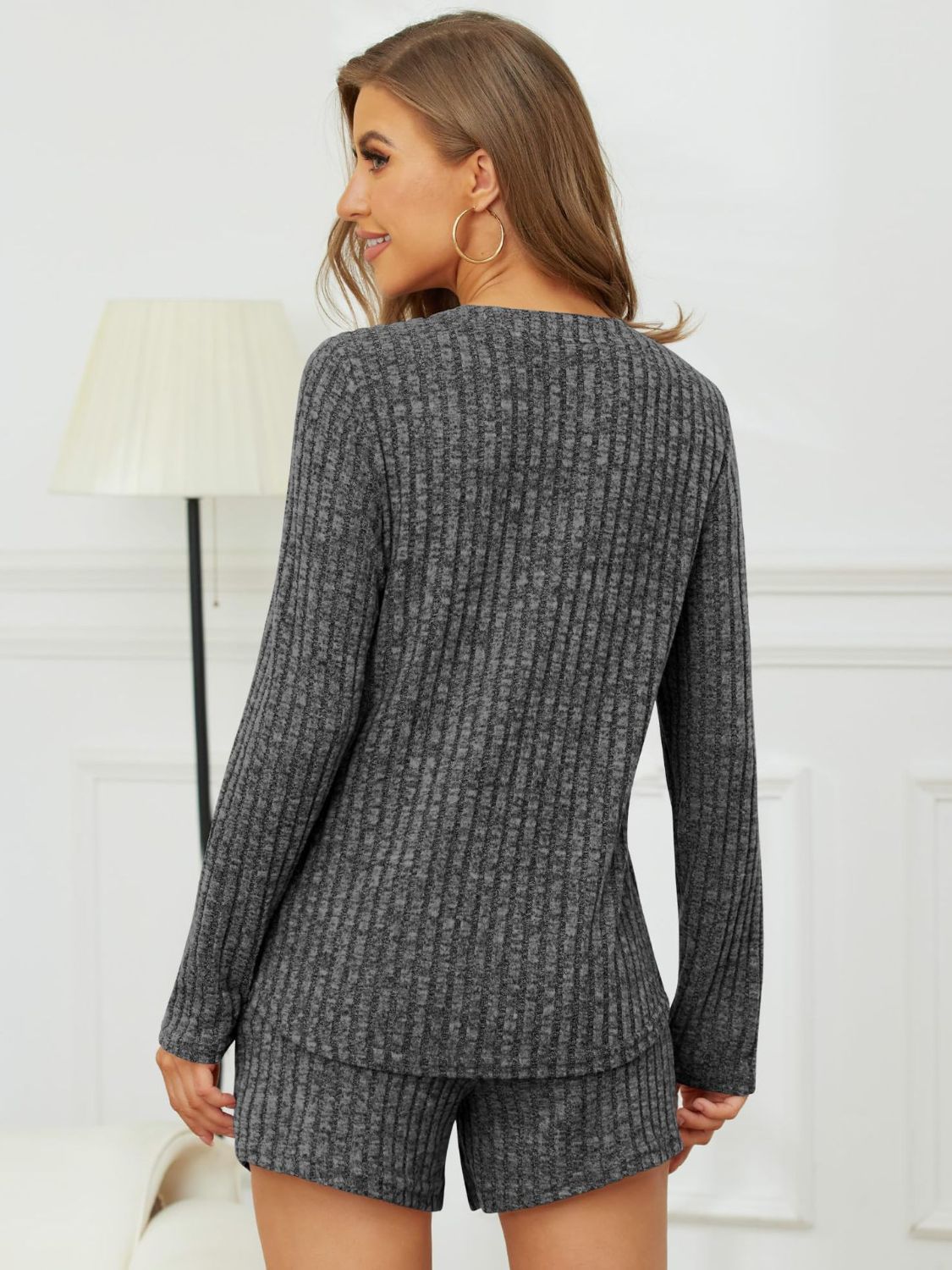 Conjunto de top y pantalones cortos de cuello redondo acanalados