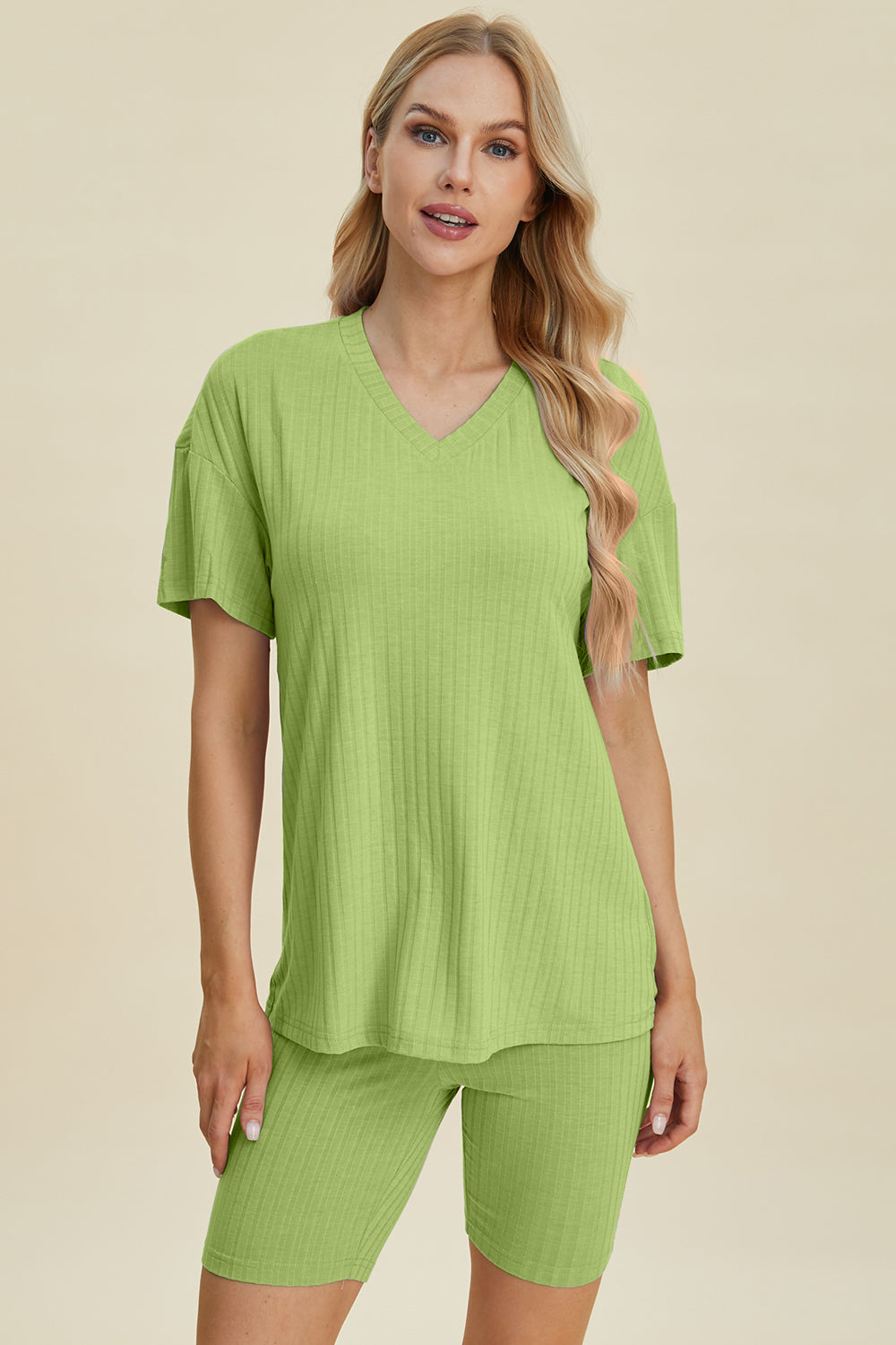 Conjunto de camiseta y pantalones cortos de manga corta con escote en V y canalé de talla grande Basic Bae