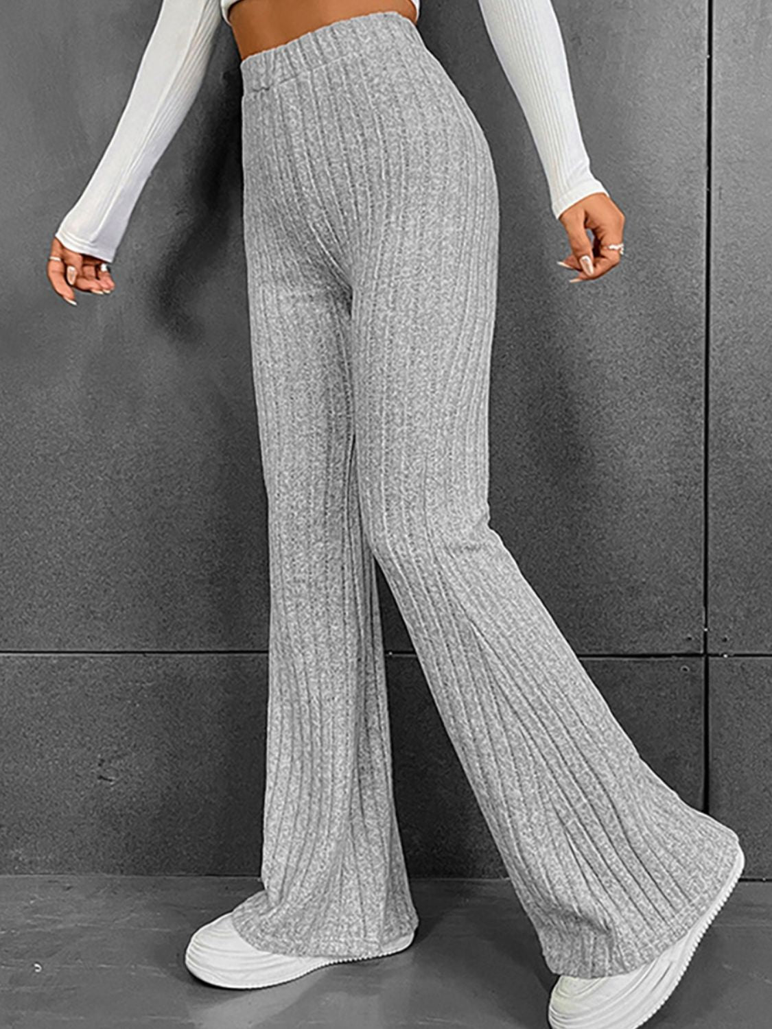 Pantalones acampanados de talle alto con canalé
