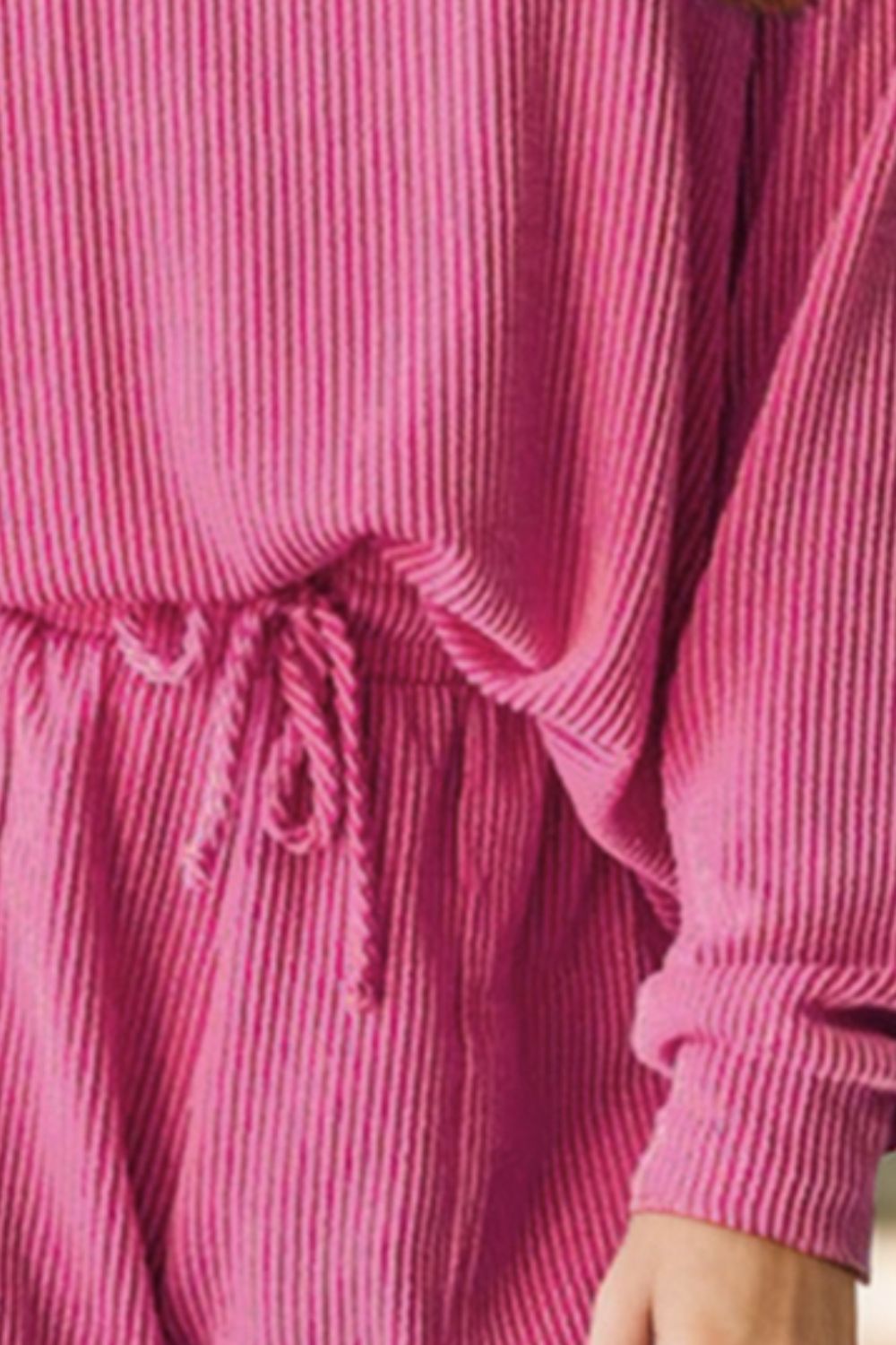 Conjunto de camiseta de manga larga con cuello redondo y pantalones cortos con cordón