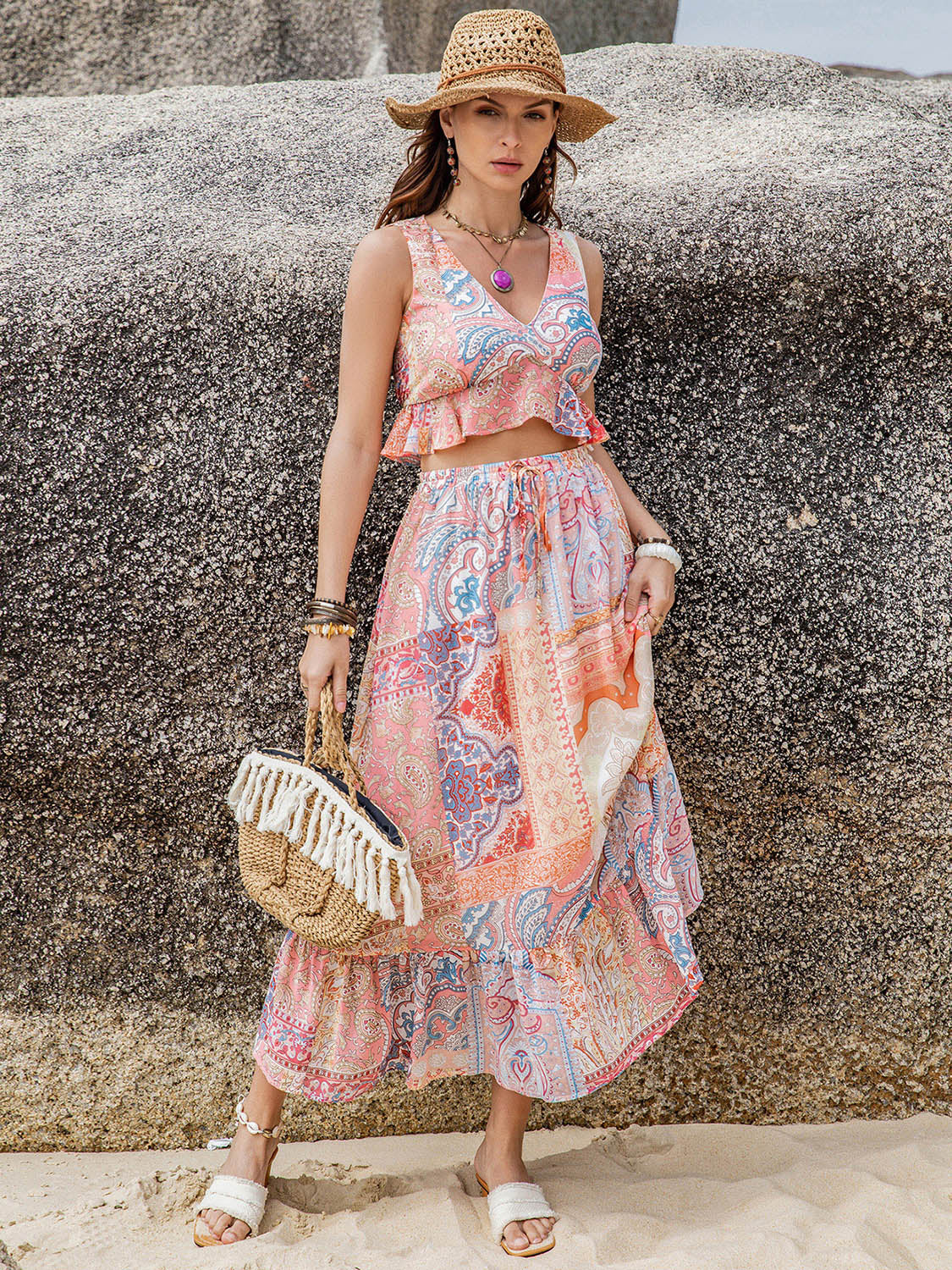 Conjunto de top con escote en V y falda midi estampada