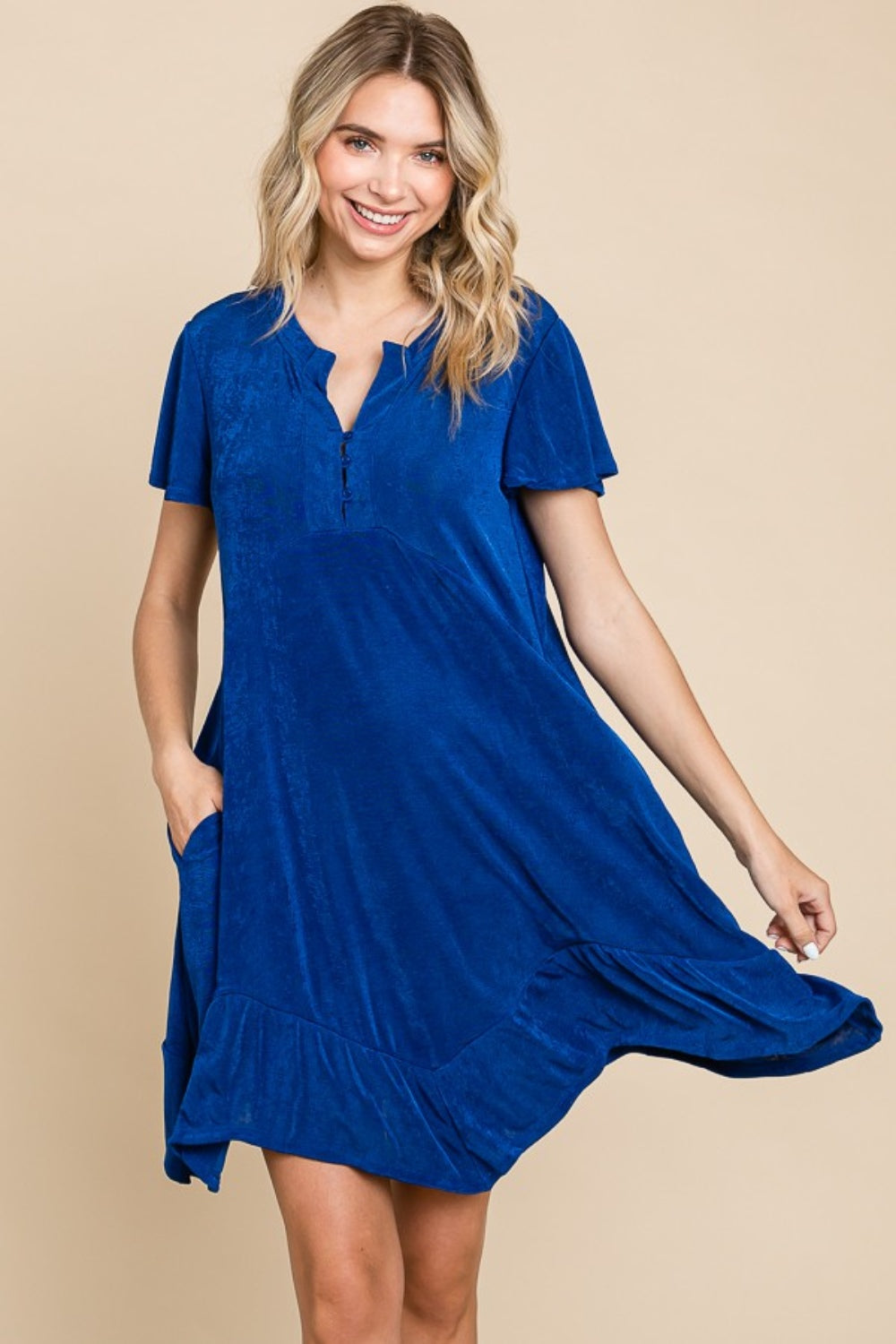 Vestido asimétrico con volantes y mangas cortas de Culture Code en talla grande