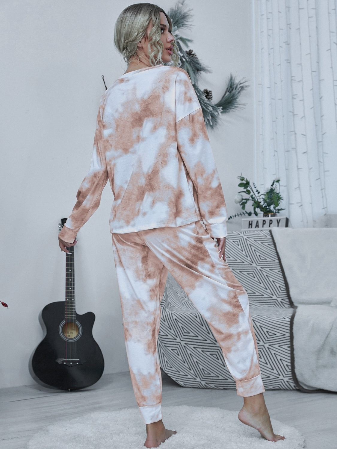 Conjunto de estar por casa con top de cuello redondo y pantalón con cordón y efecto tie-dye brillante