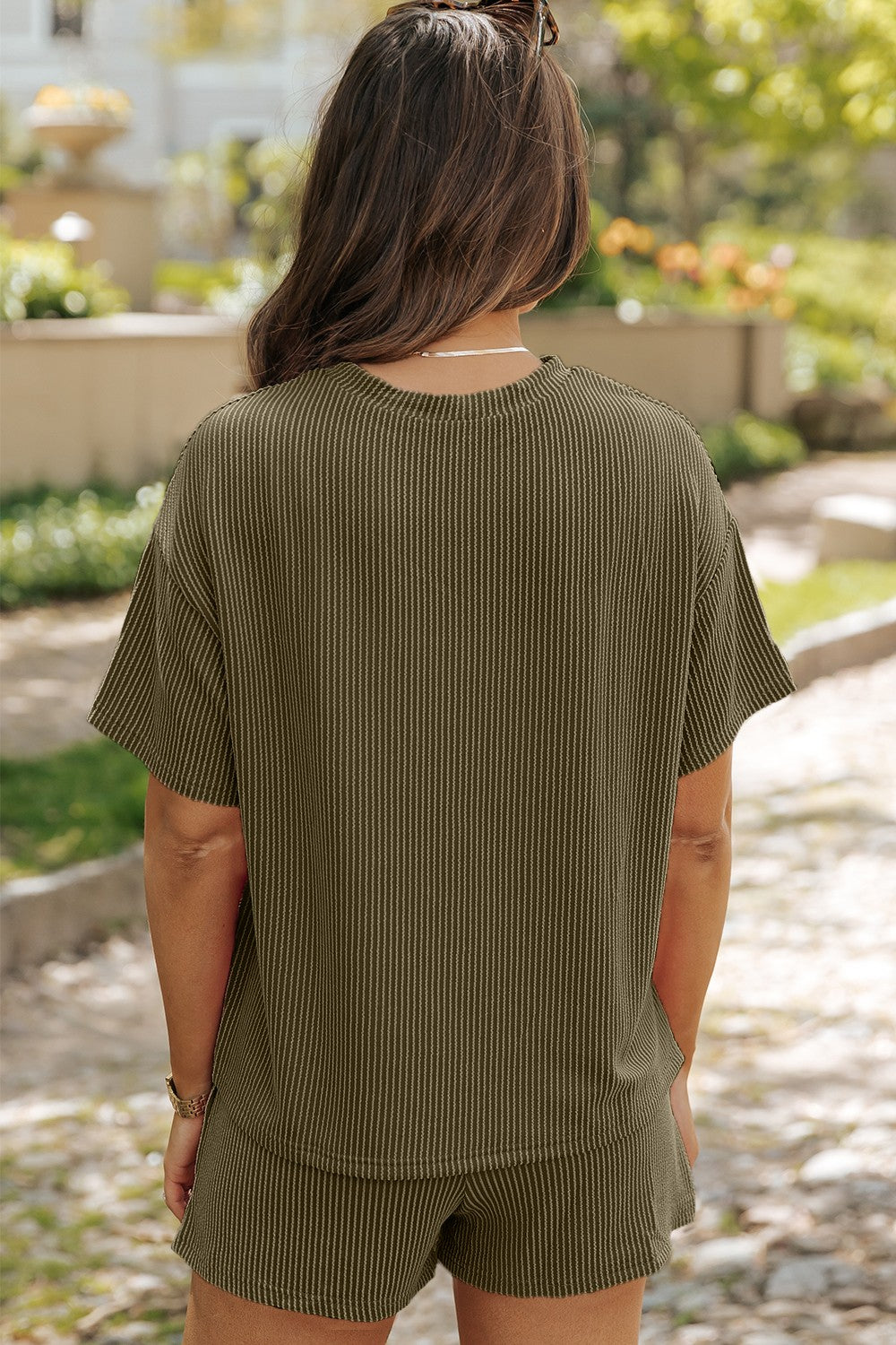 Conjunto de top y pantalones cortos con hombros caídos y cuello redondo