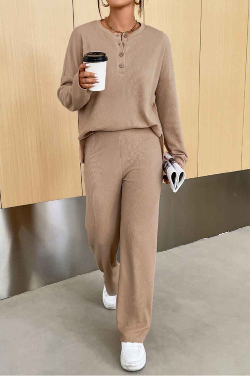 Conjunto de pantalón y top con medio botón acanalado