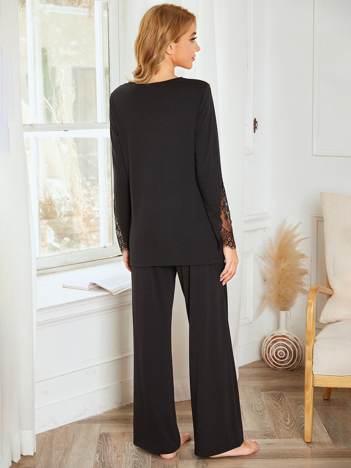 Conjunto de pantalón y blusa de manga larga con detalle de encaje