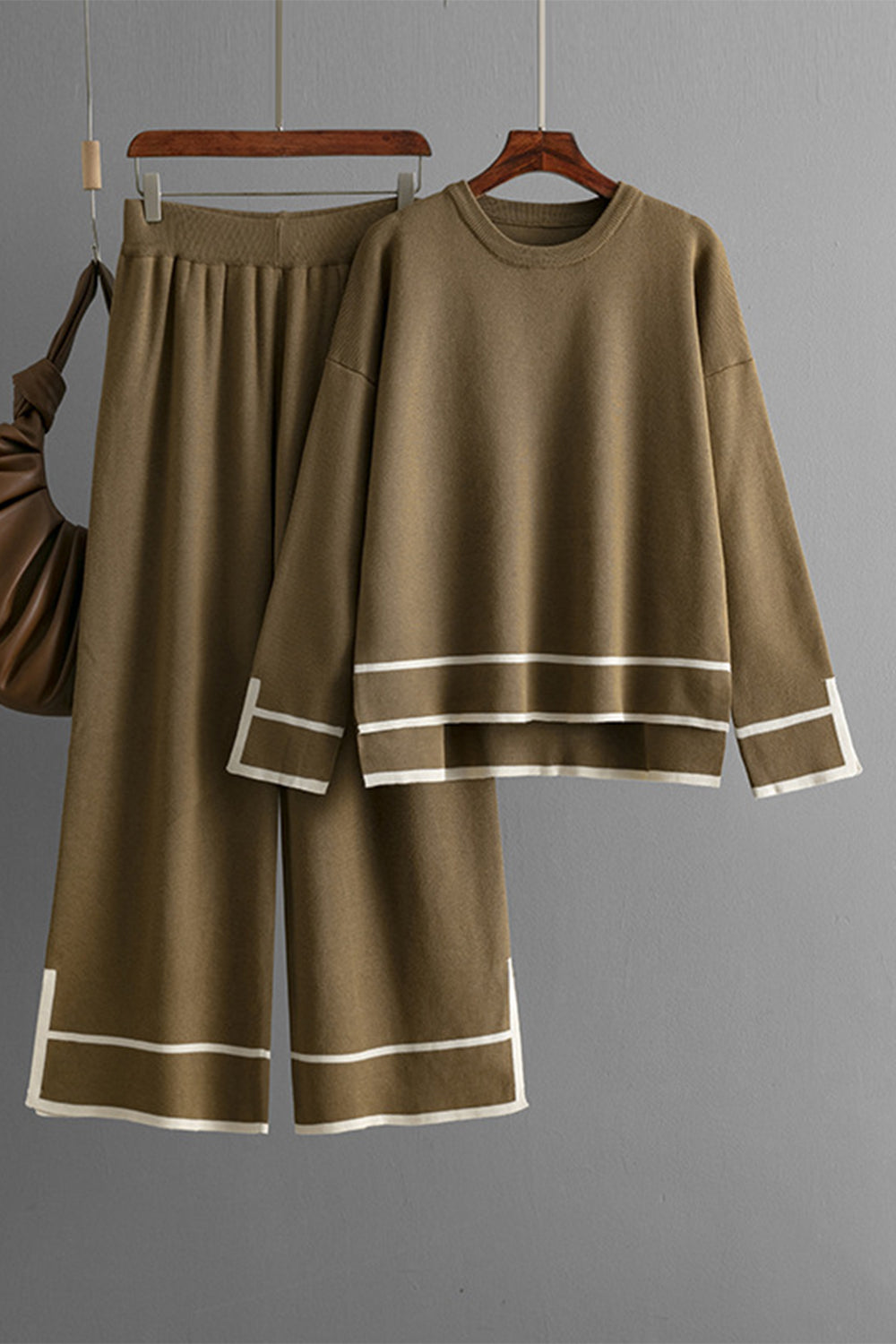 Conjunto de suéter y pantalón con cuello redondo alto y bajo