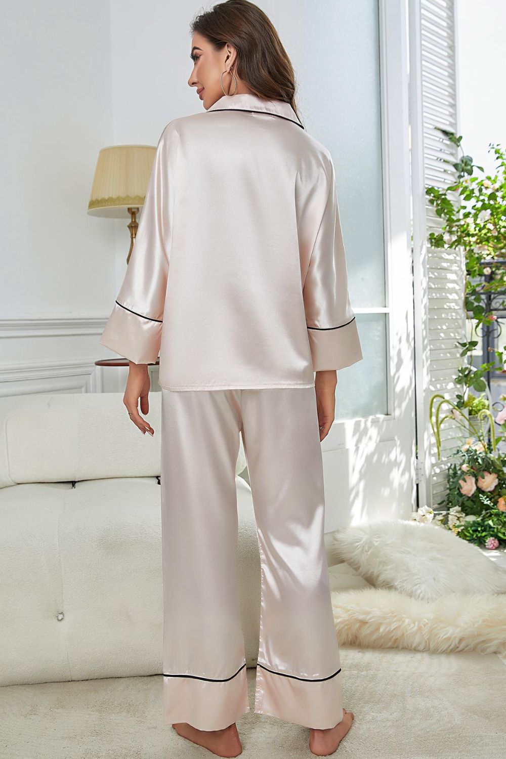Conjunto de pijama con pantalón y top abotonado con ribetes en contraste