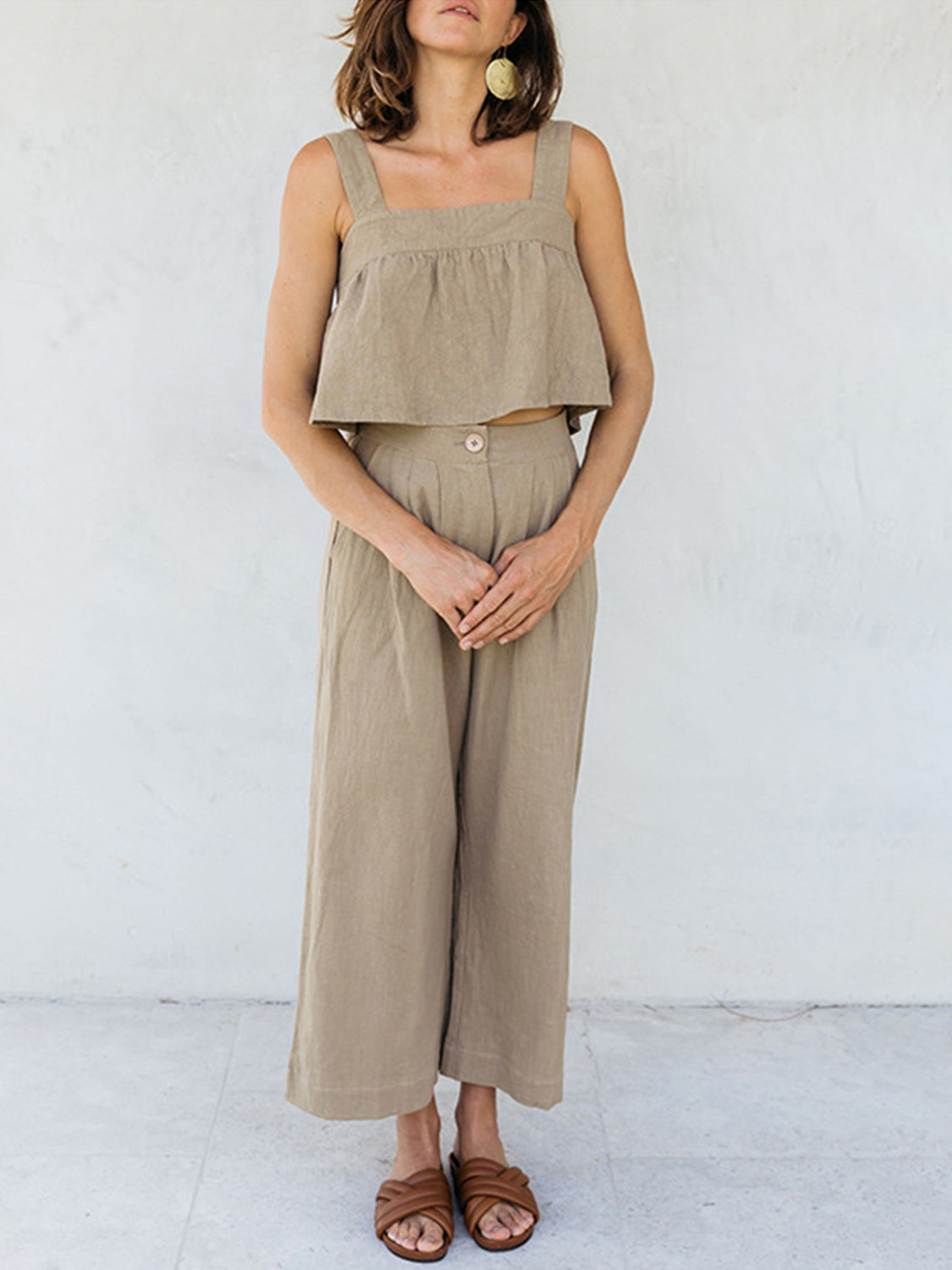 Conjunto de top y pantalón con tirantes anchos y escote cuadrado