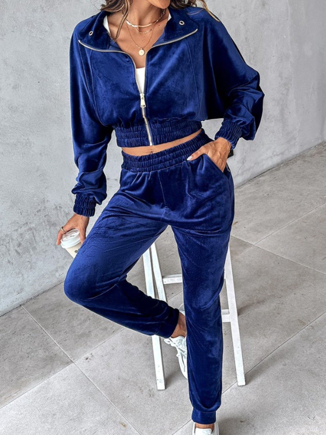 Conjunto de top corto de manga larga con cremallera y pantalones deportivos