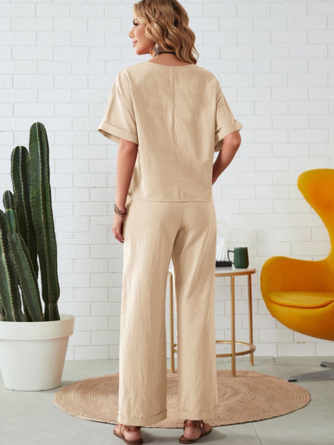 Conjunto de pantalón con bolsillos y camiseta de media manga con cuello redondo