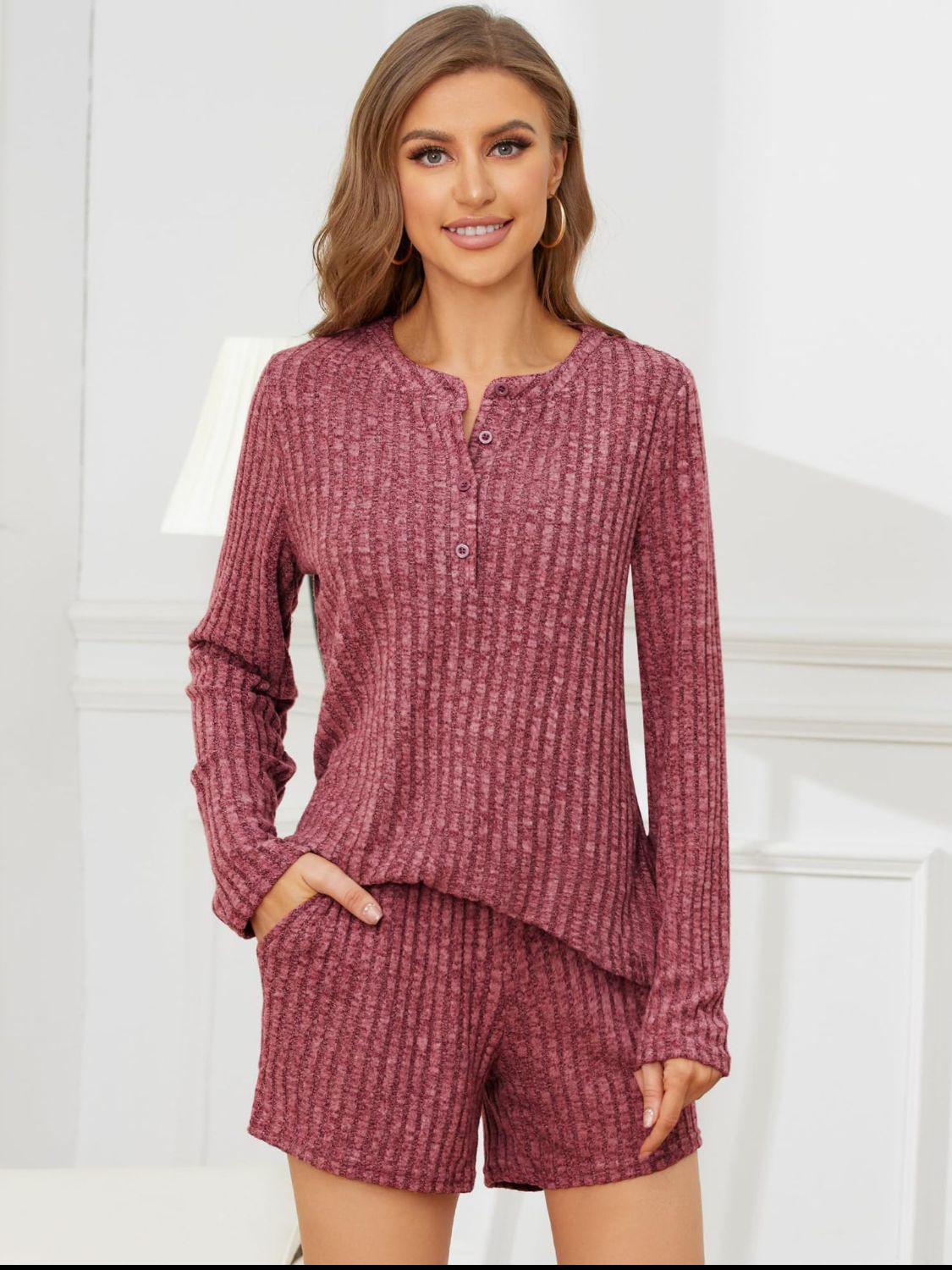 Conjunto de top y pantalones cortos de cuello redondo acanalados