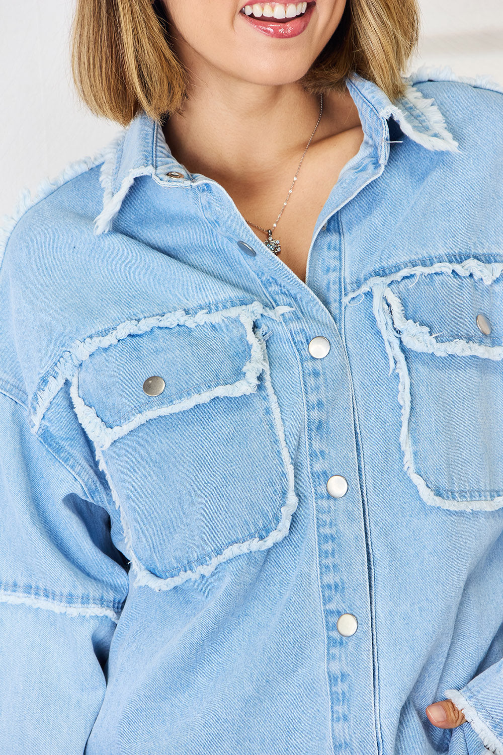 Blusa vaquera con hombros caídos y dobladillo sin rematar de PEACE