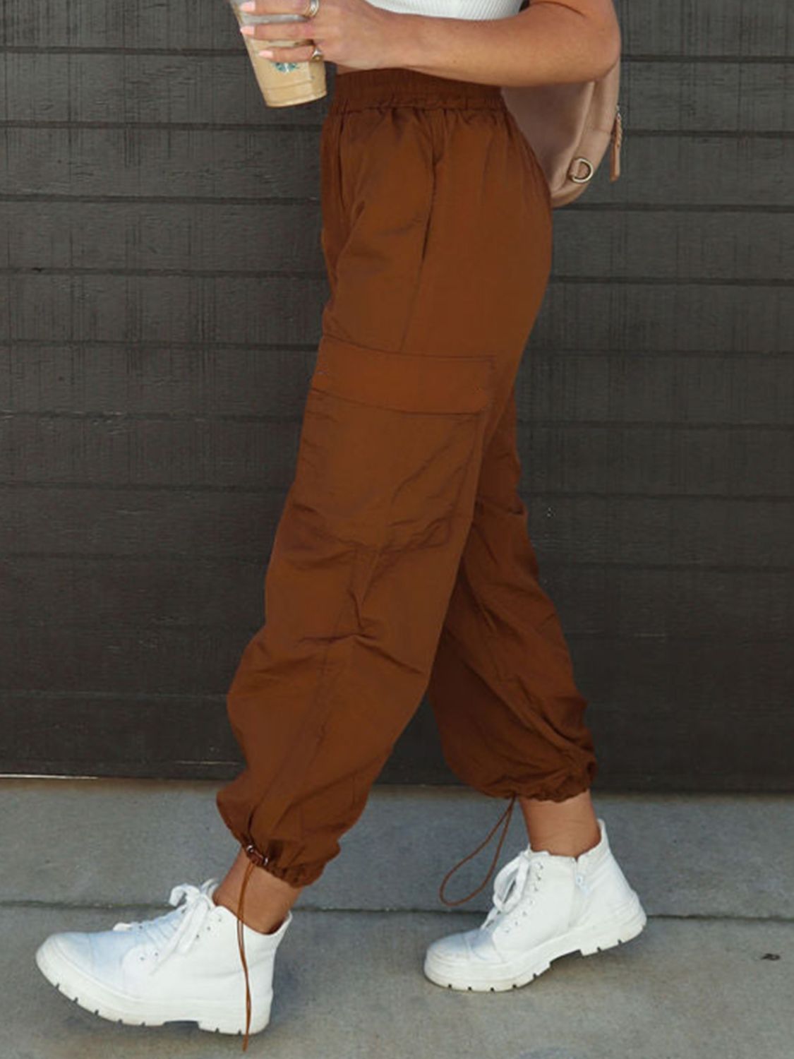 Pantalones de cintura alta con cordón y bolsillos