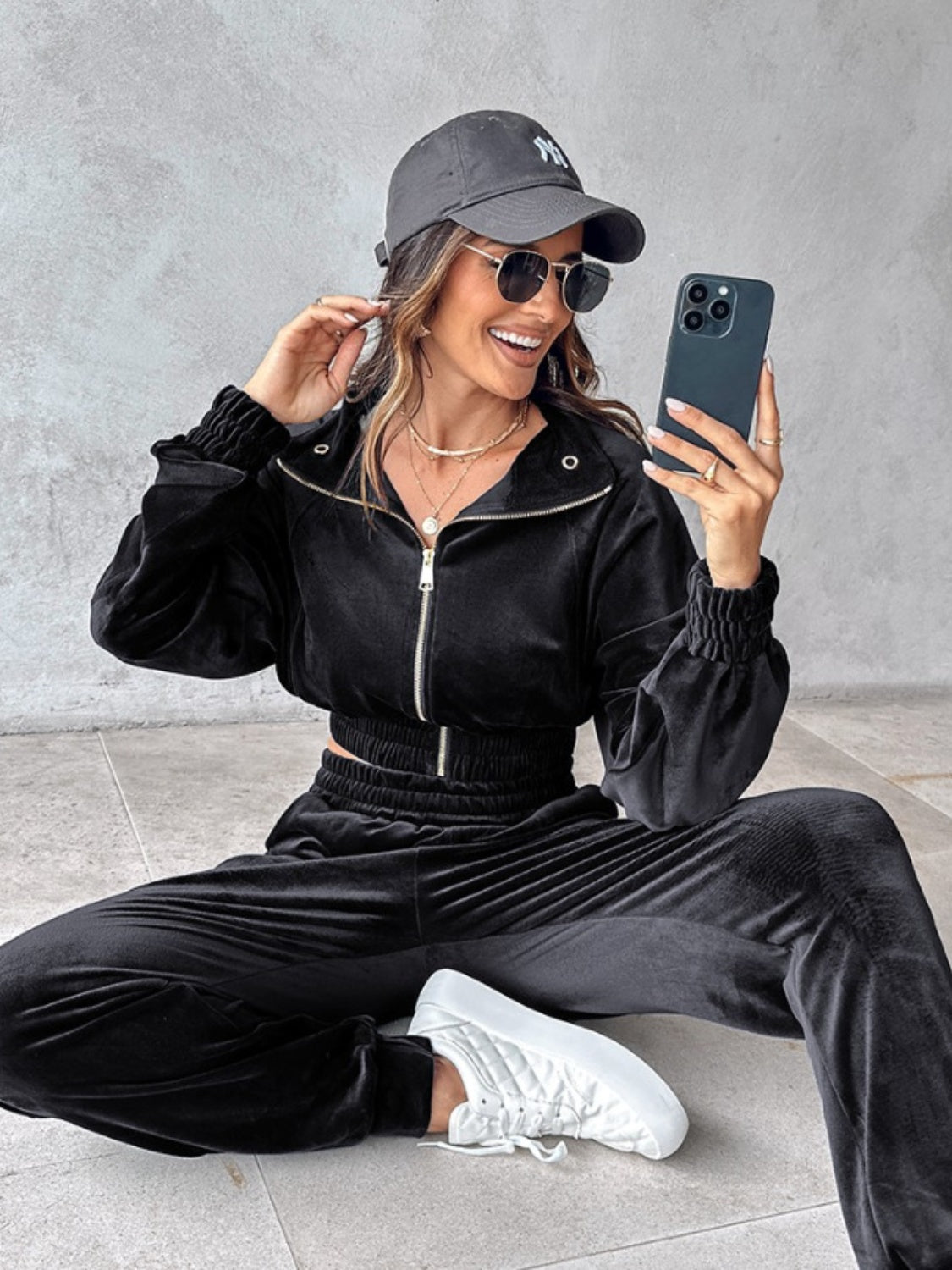 Conjunto de top corto de manga larga con cremallera y pantalones deportivos