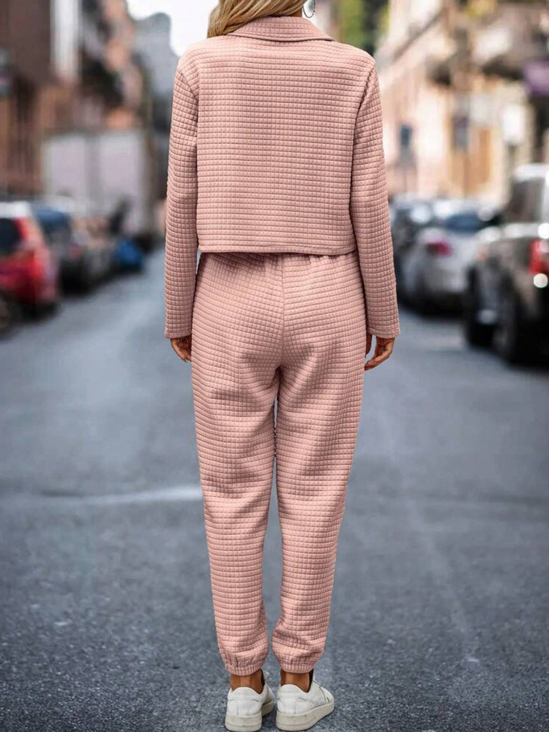 Conjunto de pantalón y top con botones a presión y textura a cuadros