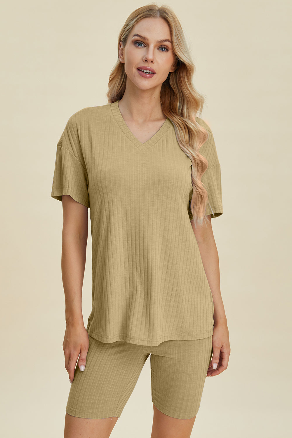 Conjunto de camiseta y pantalones cortos de manga corta con escote en V y canalé de talla grande Basic Bae