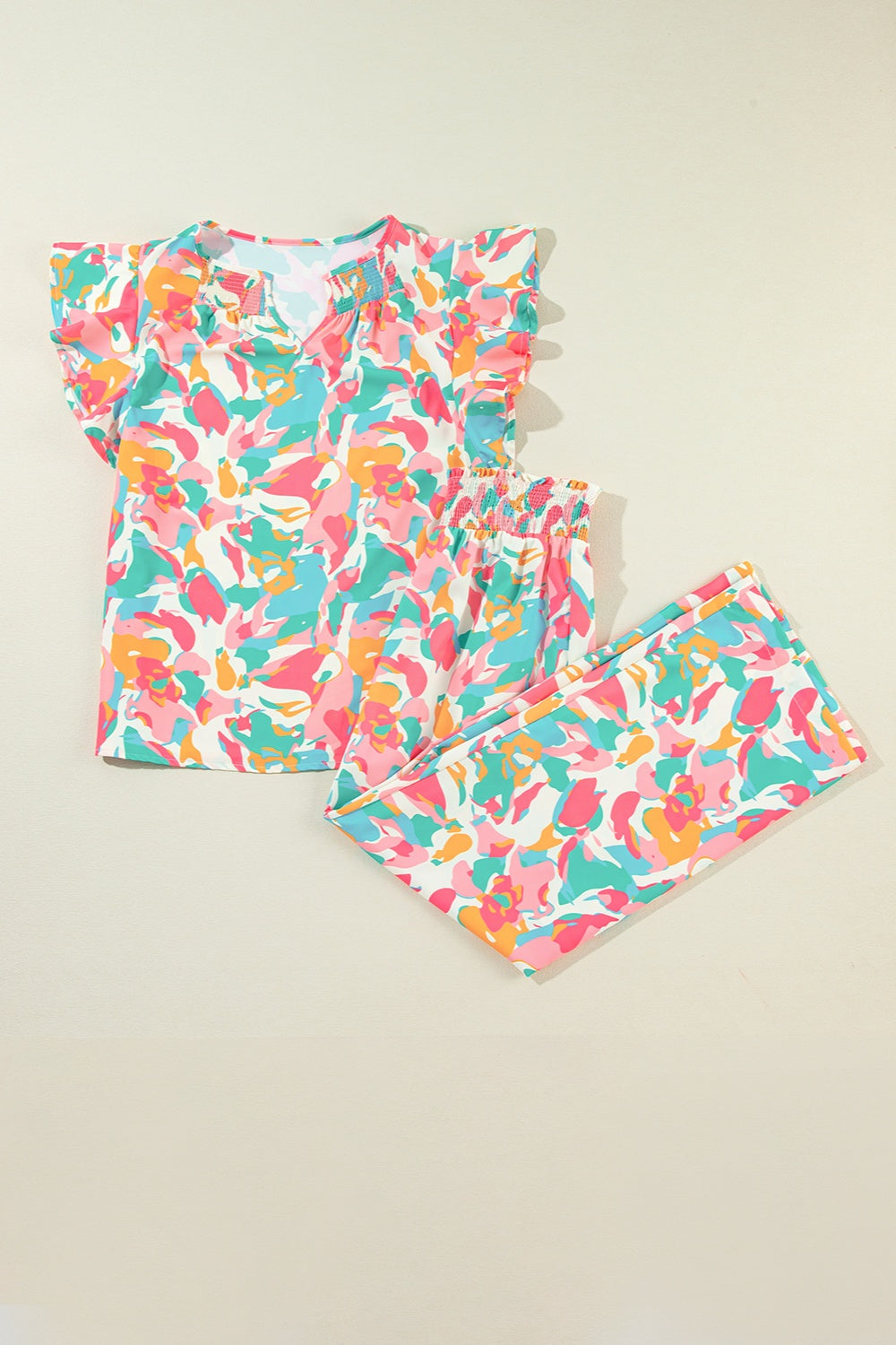 Conjunto de pantalón y blusa con mangas cortas y estampado de muescas