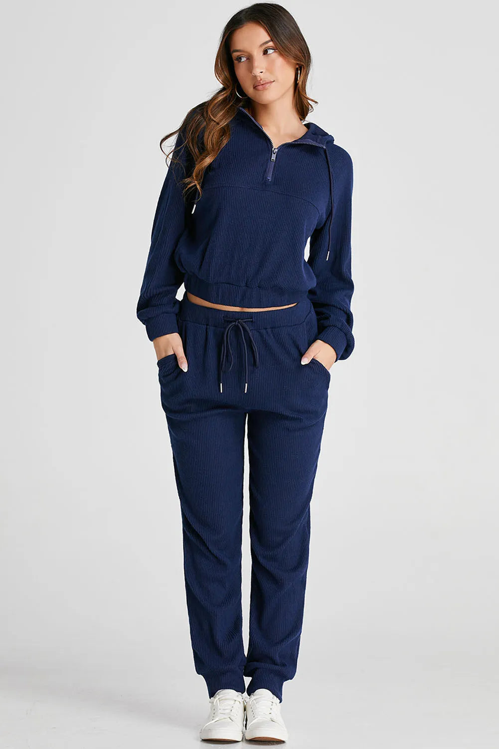 Conjunto deportivo con sudadera con capucha y pantalones deportivos con media cremallera y cordón