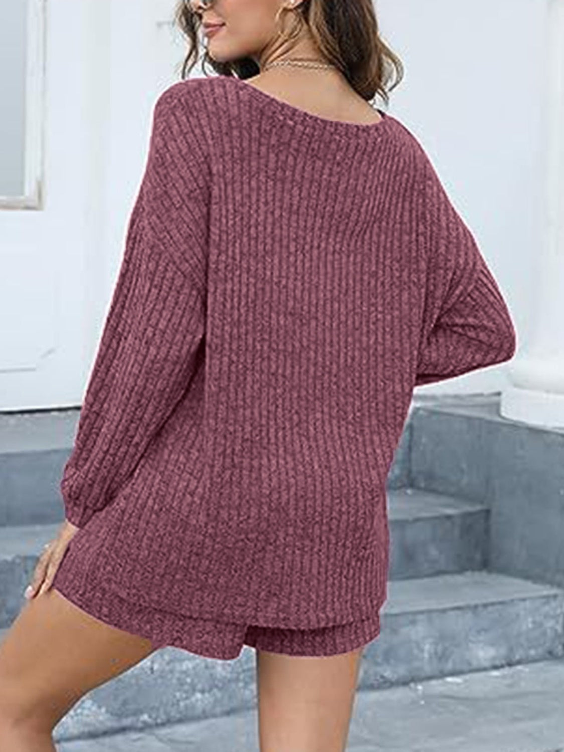 Conjunto de top y pantalones cortos con hombros caídos y cuello redondo
