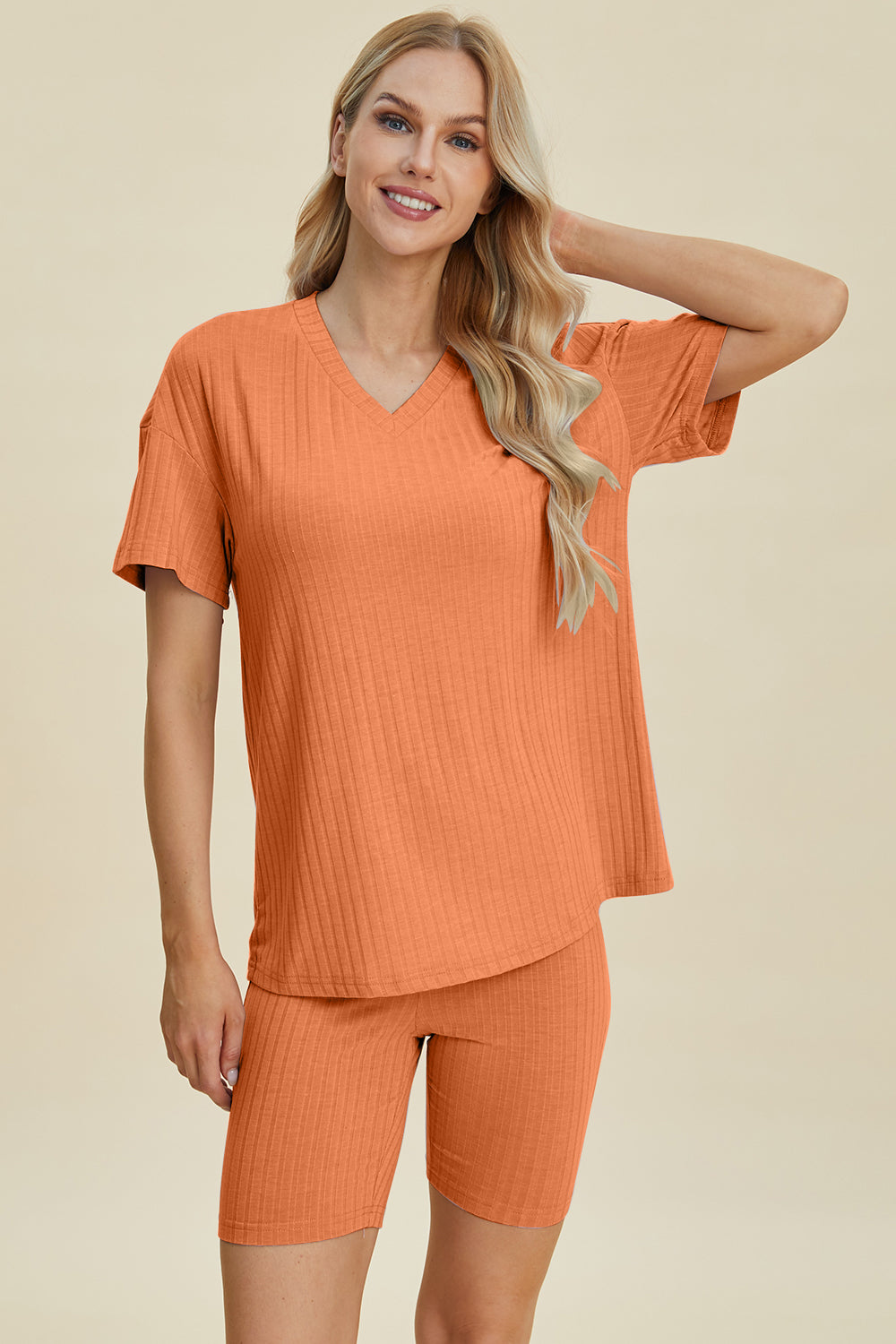 Conjunto de camiseta y pantalones cortos de manga corta con escote en V y canalé de talla grande Basic Bae