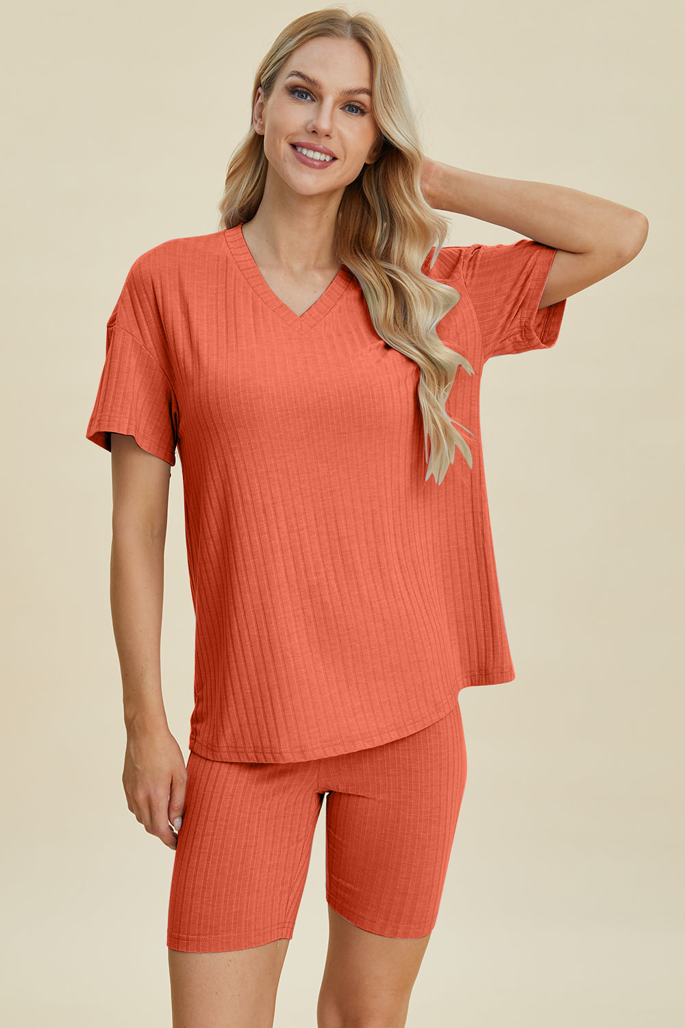 Conjunto de camiseta y pantalones cortos de manga corta con escote en V y canalé de talla grande Basic Bae
