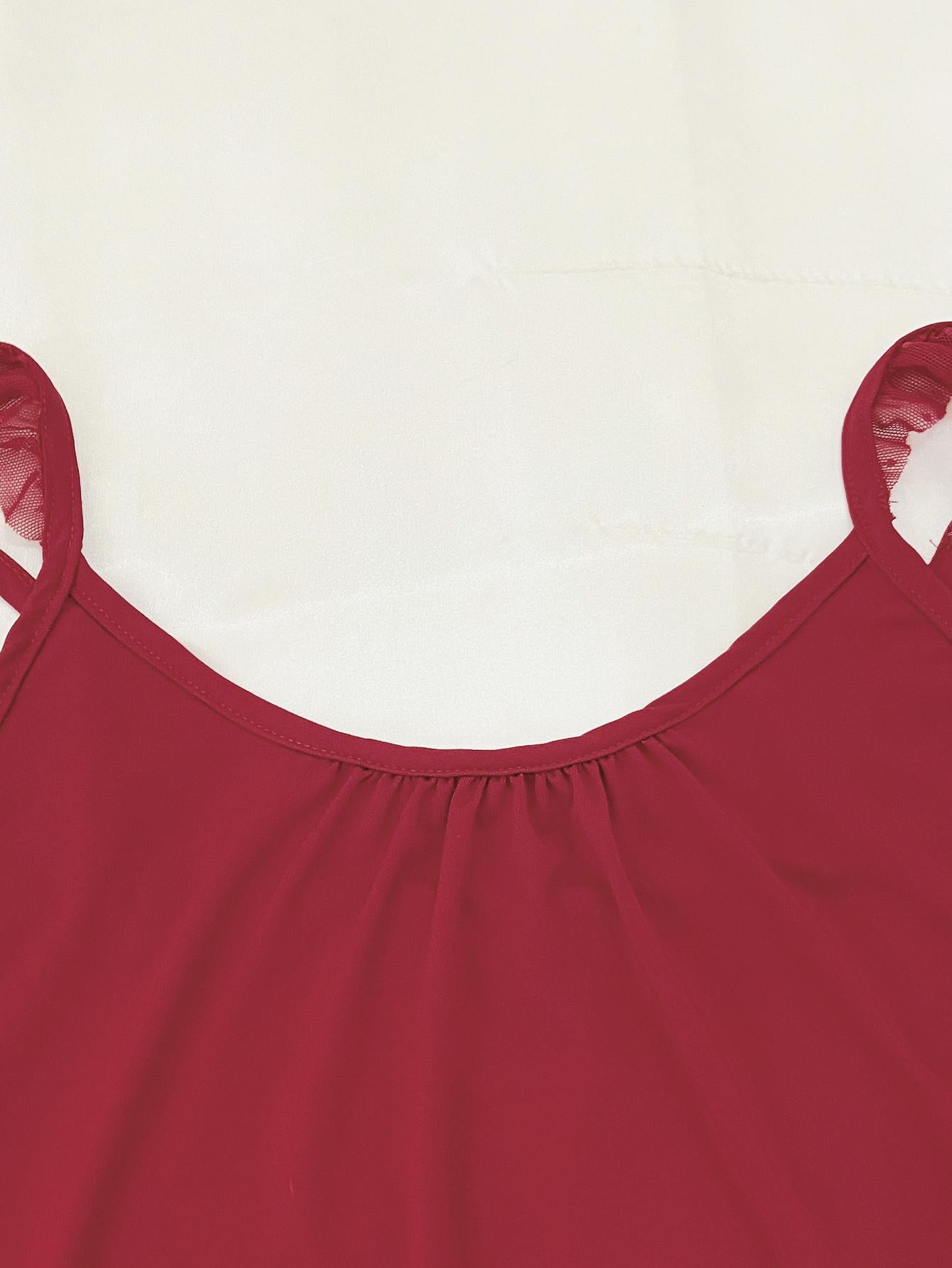 Conjunto de salón con top sin mangas y pantalones cortos de malla unida con detalles fruncidos