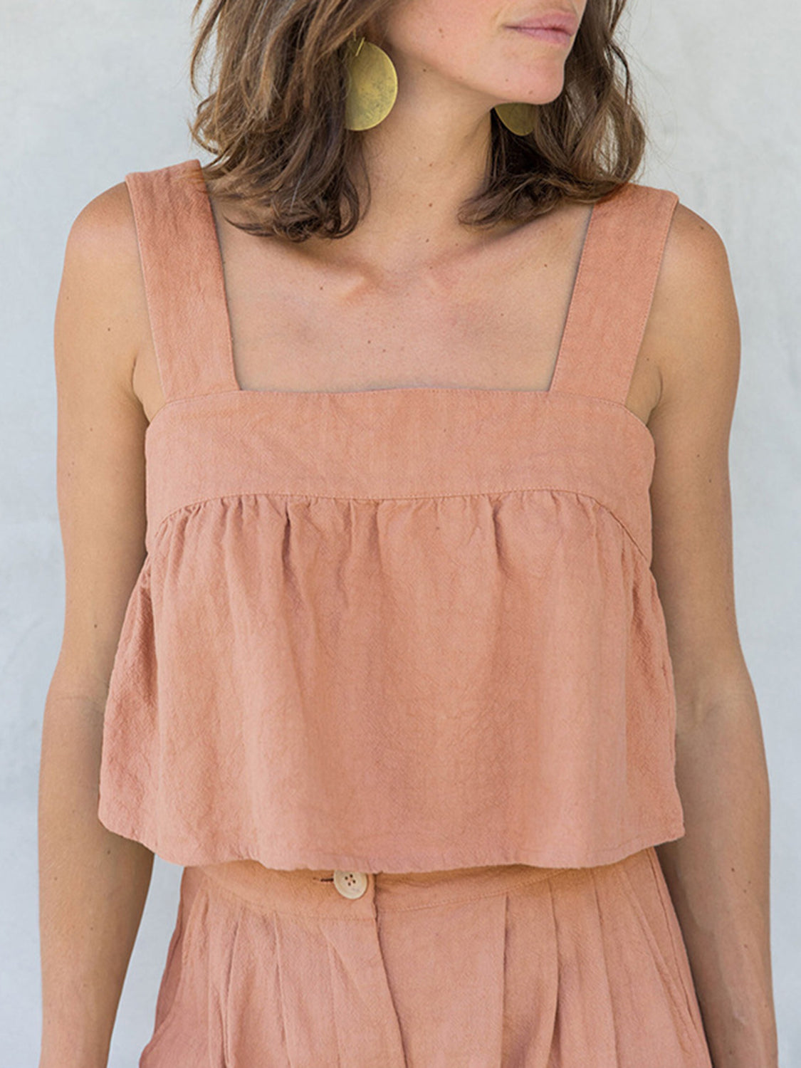 Conjunto de top y pantalón con tirantes anchos y escote cuadrado