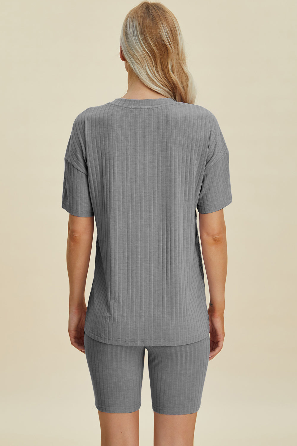 Conjunto de camiseta y pantalones cortos de manga corta con escote en V y canalé de talla grande Basic Bae