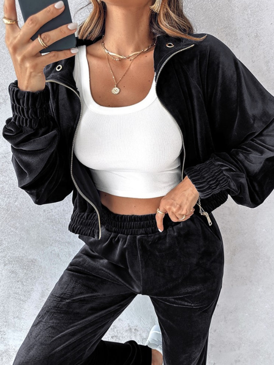 Conjunto de top corto de manga larga con cremallera y pantalones deportivos
