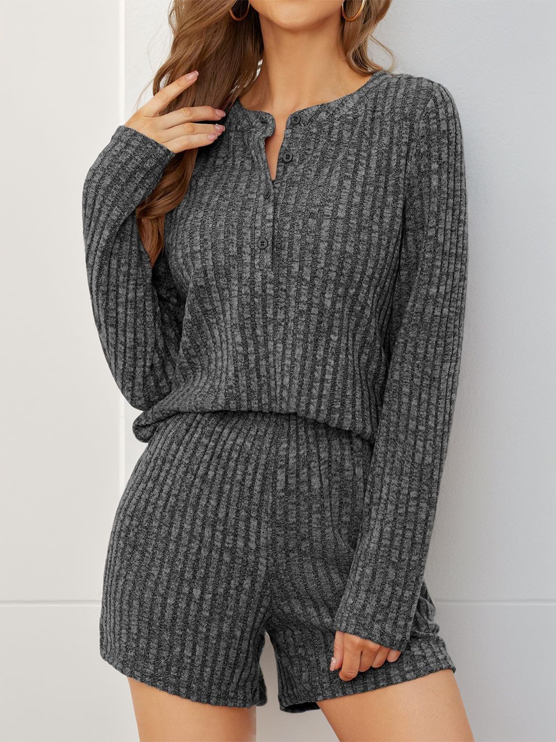 Conjunto de top y pantalones cortos de cuello redondo acanalados