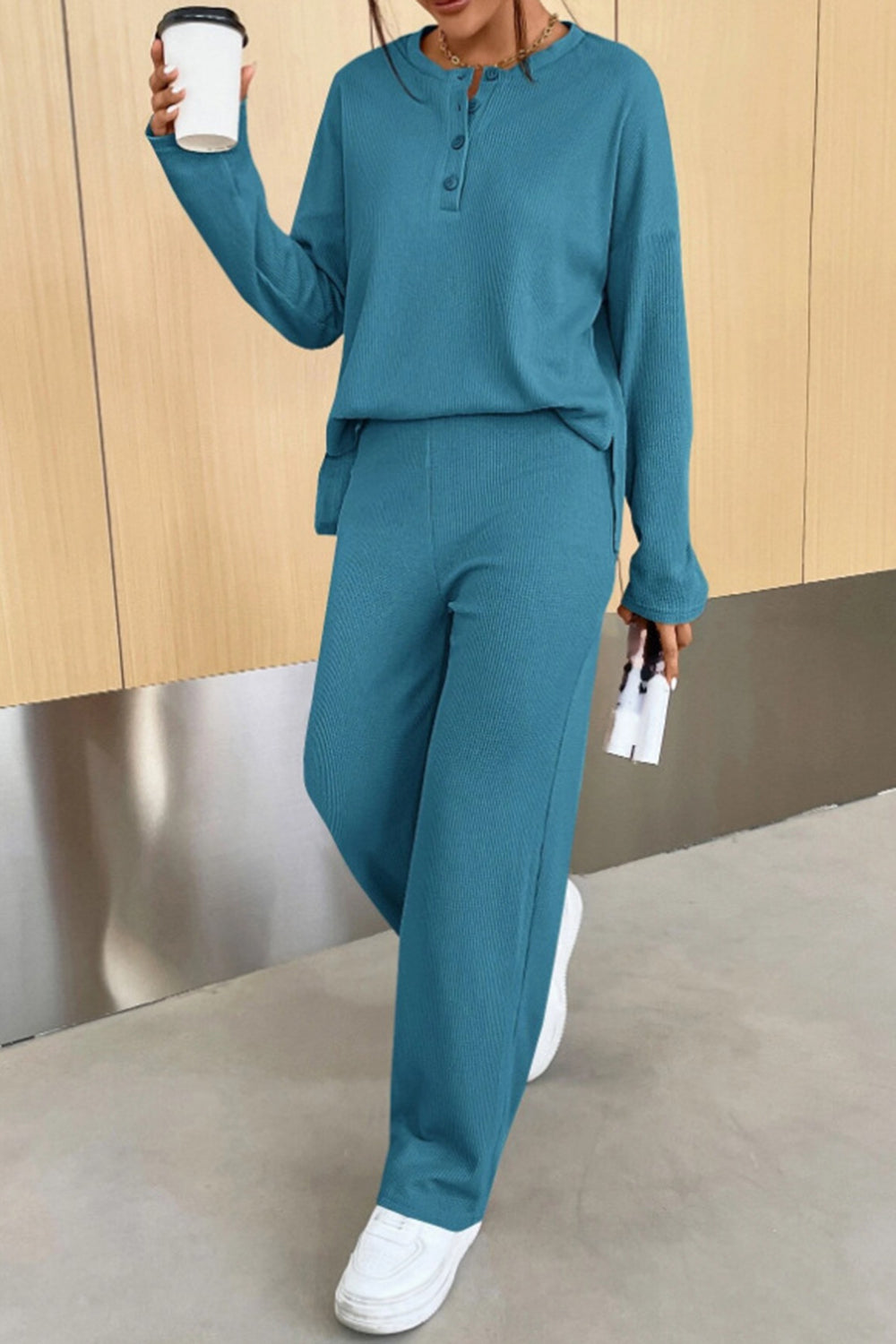 Conjunto de pantalón y top con medio botón acanalado