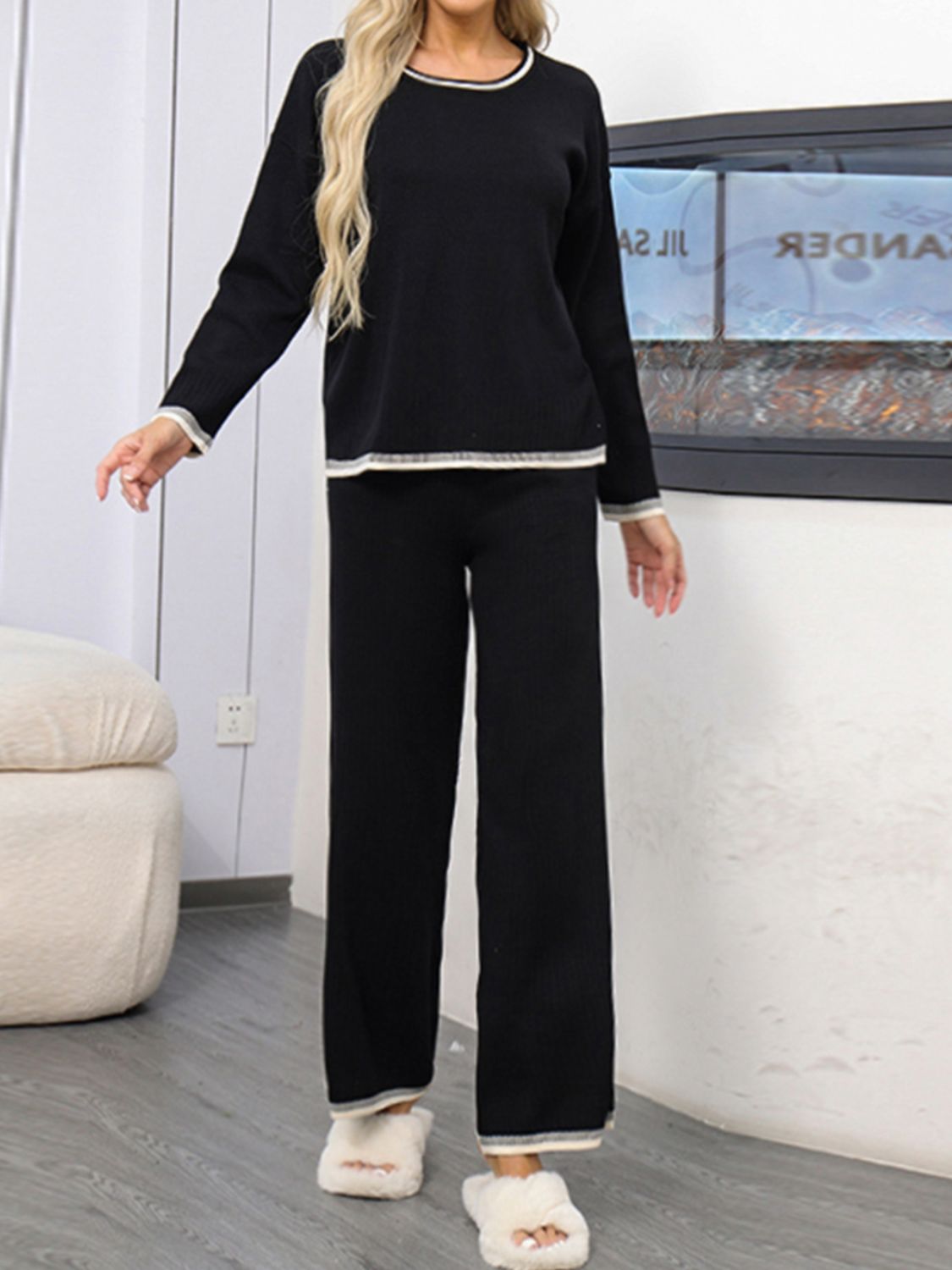 Conjunto de suéter y pantalón con cuello redondo y ribete en contraste