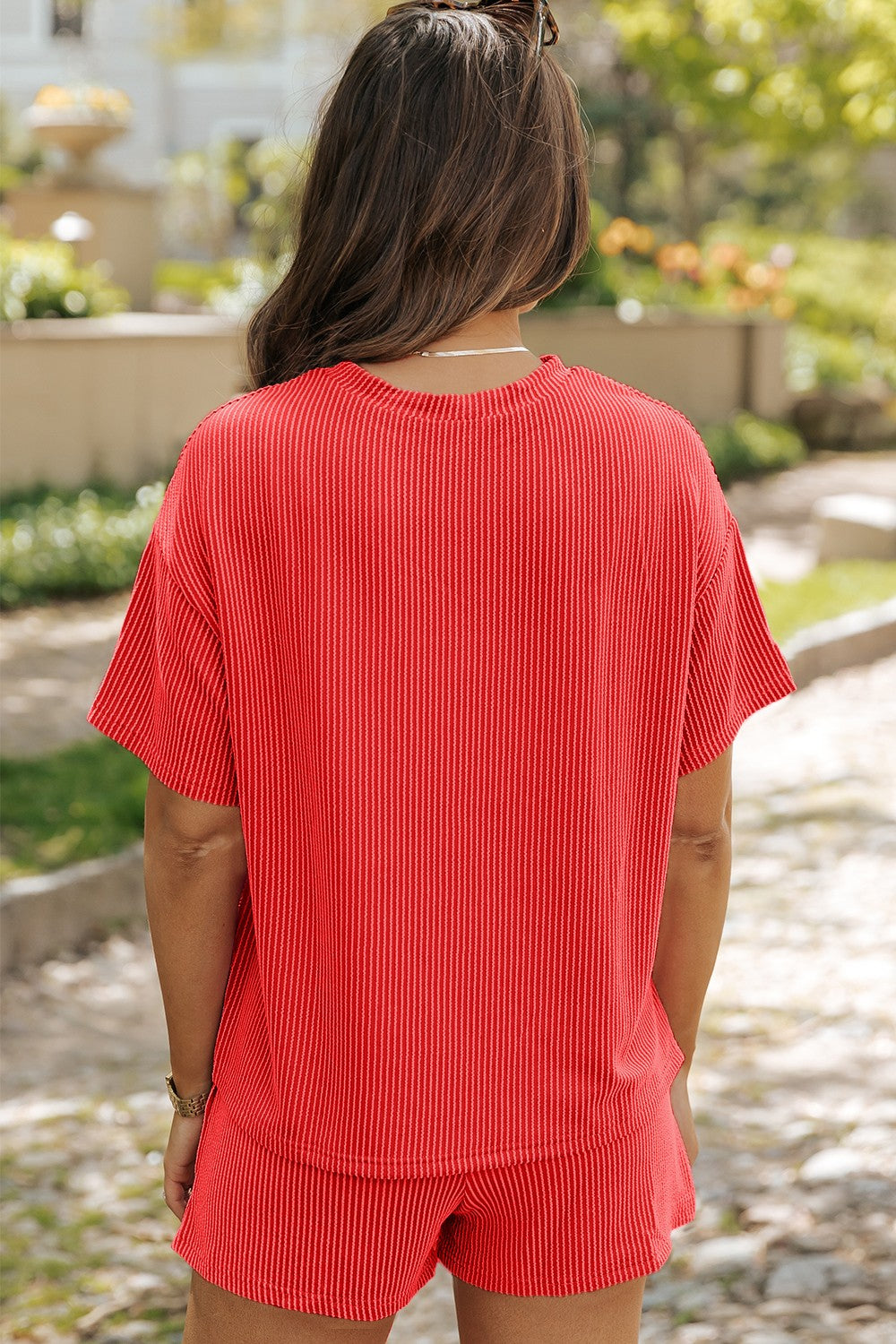 Conjunto de top y pantalones cortos con hombros caídos y cuello redondo
