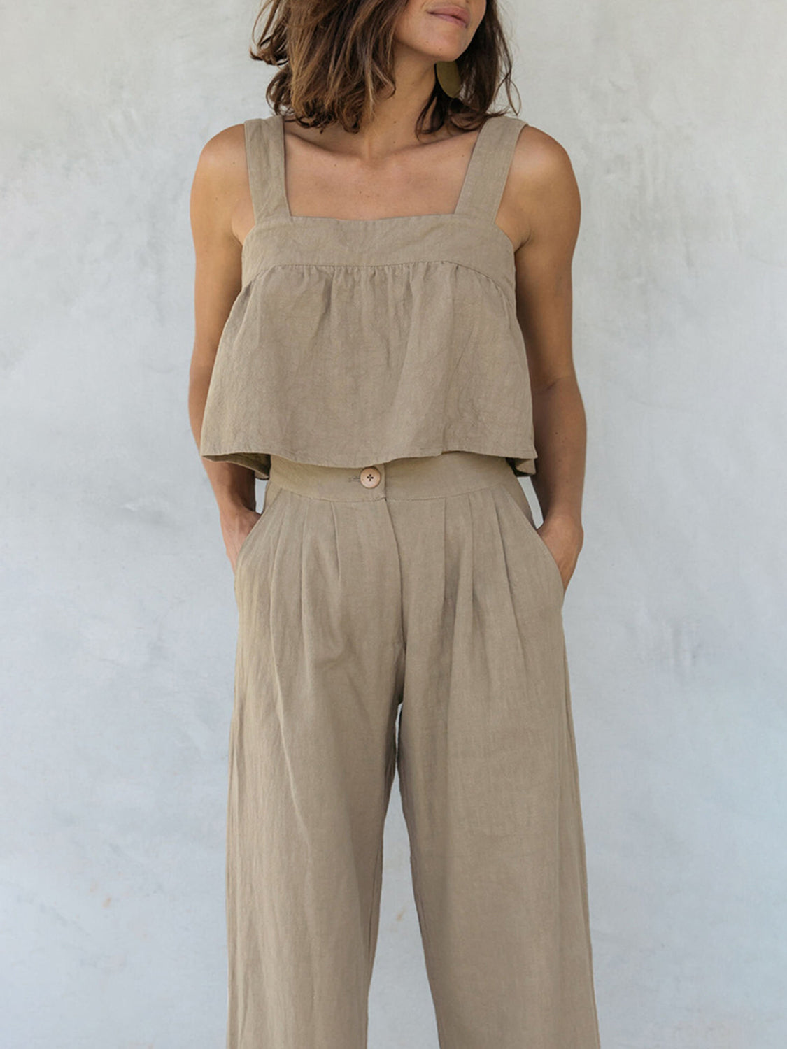 Conjunto de top y pantalón con tirantes anchos y escote cuadrado