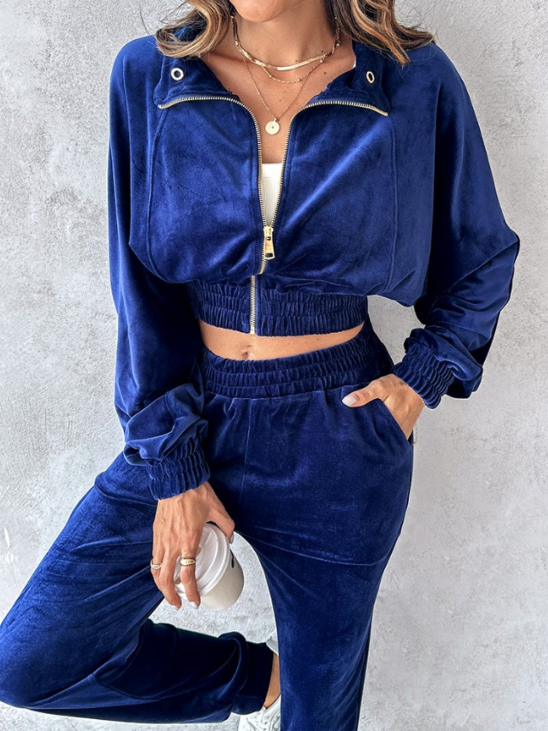 Conjunto de top corto de manga larga con cremallera y pantalones deportivos