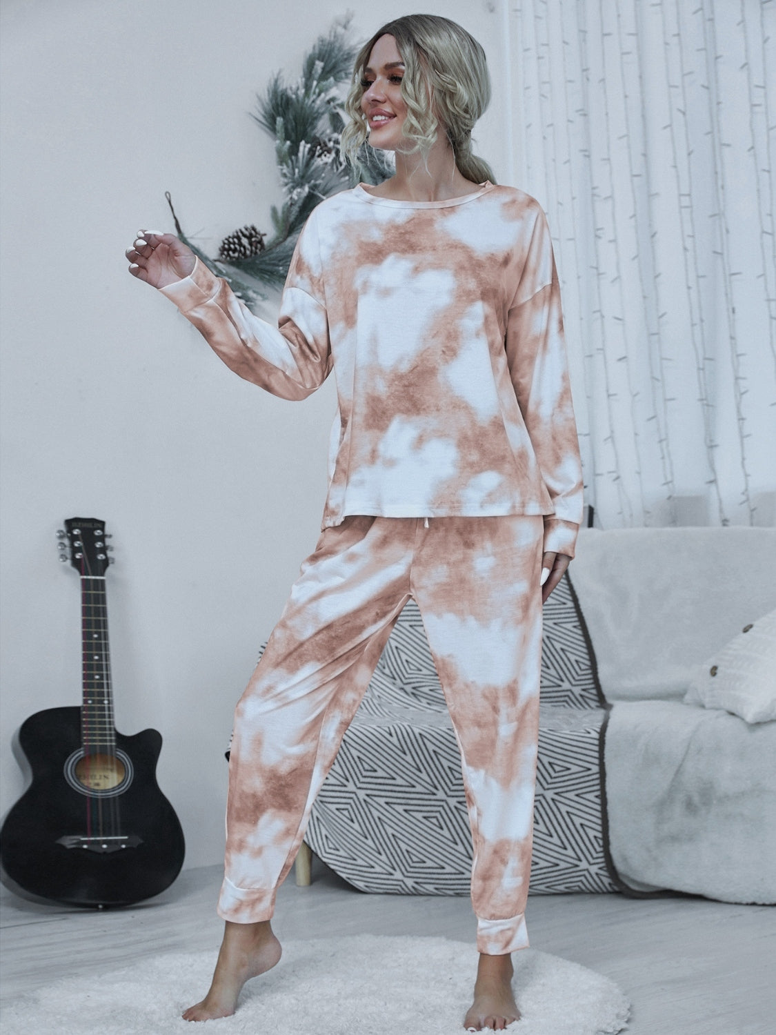 Conjunto de estar por casa con top de cuello redondo y pantalón con cordón y efecto tie-dye brillante